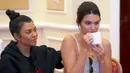 Eratnya tali kekeluargaan keluarga Kardashian memang tak pernah kendur. Hal itu dibuktikan oleh Kendall Jenner pada Kourtney Kardashian. (E!/Cosmopolitan)