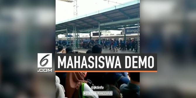 VIDEO: Penumpang KRL Tepuk Tangan Sambut Mahasiswa Demo