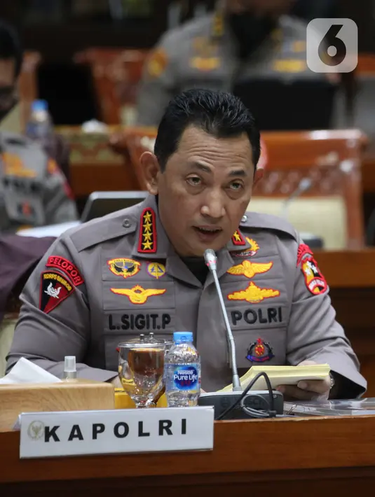 Kapolri Jenderal Pol Listyo Sigit Prabowo memberi paparan dalam rapat kerja bersama Komisi III DPR di di Kompleks Parlemen Senayan, Jakarta, Senin (24/1/2022). Raker terkait evaluasi kinerja dan capaian Polri selama tahun 2021, serta rencana penggunaan anggaran 2022. (Liputan6.com/Angga Yuniar)