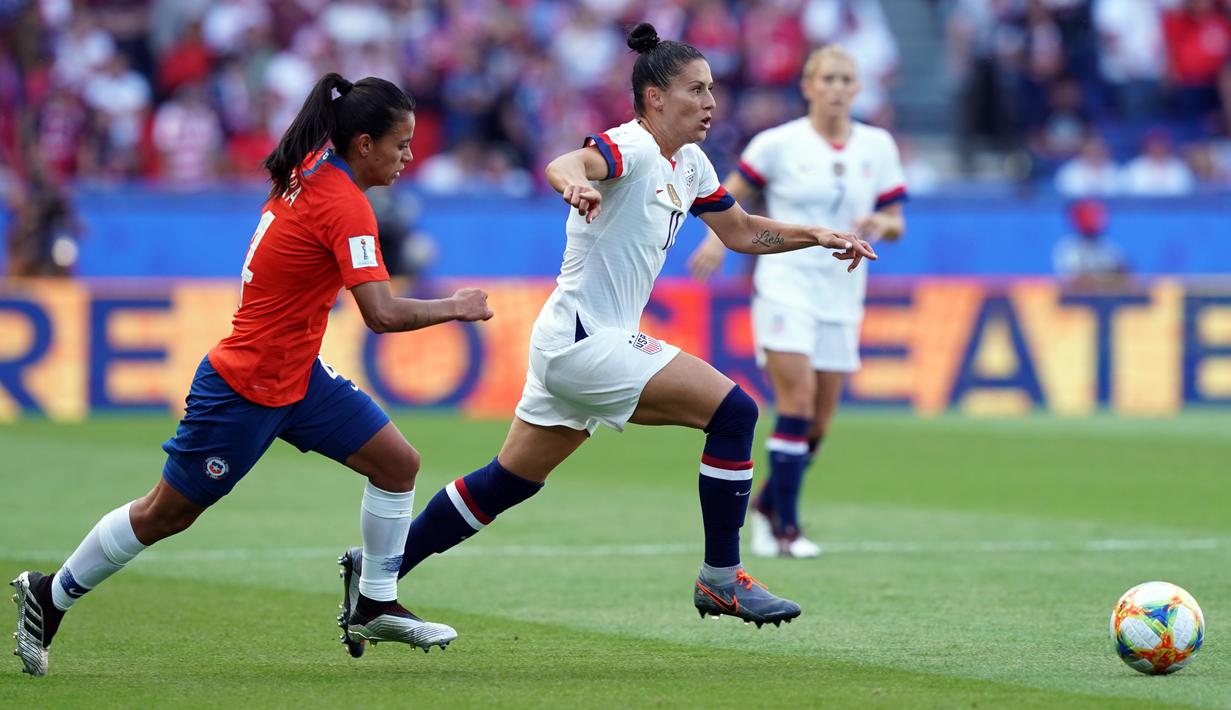 Aksi Ali Krieger (kanan ) saat Amerika Serikat menghadapi Chile pada babak penyisihan grup F Piala Dunia Wanita 2019 di Prancis. ( AFP/ Lionel Bonaventure )