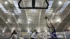 Pebasket Merpati Bali, Regita Pramesti, berusaha melewati pebasket UPH saat laga uji coba di Lapangan Basket UPH Karawaci, Banten, Kamis (16/3/2017). Pertandingan tersebut berhasil dimenangkan Merpati dengan skor 37-28. (Bola.com/M Iqbal Ichsan)