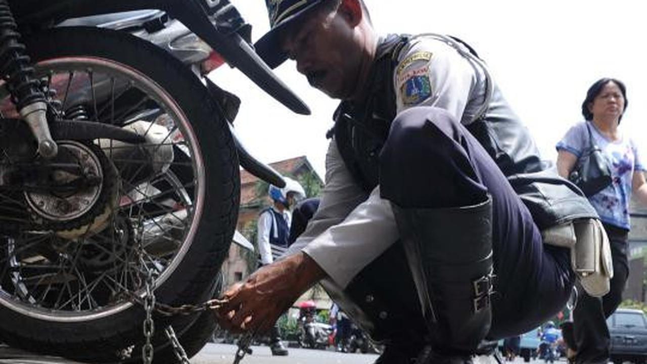 Parkir sembarangan digembok dan ditilang