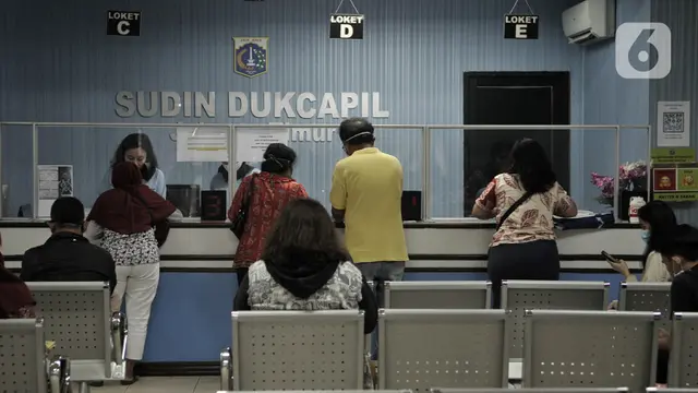 Warga Serbu Kantor Dukcapil Jakarta Timur
