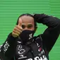 Pembalap Mercedes Lewis Hamilton berselebrasi setelah memenangkan Formula 1 GP Portugaldi Algarve International Sirkuit, Portugal (25/10/2020). (Rudy Carezzevoli, Pool via AP)