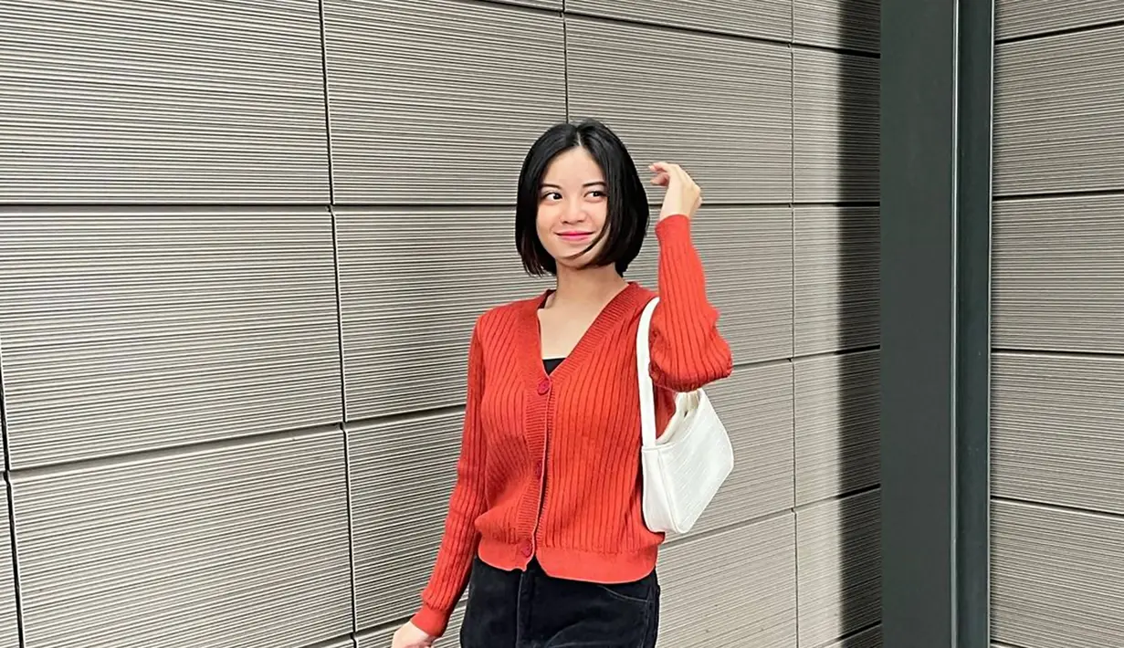 Pemilik nama lengkap Melati Putri Rahel Sesilia ini sempat viral dalam media sosial TikTok saat menjual nasi bakar. Karena viral, ia pun banyak menghiasi layar kaca menceritakan kesibukannya saat menjual nasi bakar tersebut. (Liputan6.com/IG/@melati.sesilia)