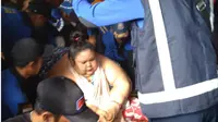 Akhirnya, Titi Wati (37) wanita obesitas yang memiliki berat 350 kg, Jumat (11/1), pagi dievakuasi dari rumahnya di Jalan George Obos 25 ke Rumah Sakit Umum (RSUD) Dorrys Sylvanus Palangka Raya. (Liputan6.com/