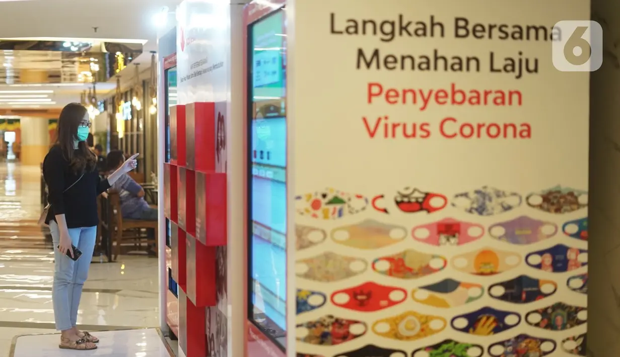 Pengunjung membeli masker dari mesin penjual otomatis (vending machine) di Senayan City, Jakarta, Jumat (6/11/2020). Penyediaan dua mesin penjual masker otomatis tersebut bertujuan memudahkan pengunjung untuk dapat membeli masker di dalam mal. (Liputan6.com/Immanuel Antonius)