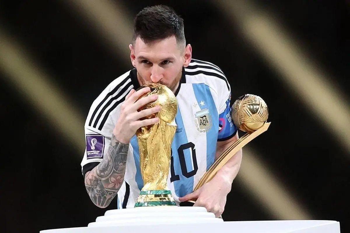Foto: Lionel Messi Bersama Dua Trofi Bergengsi