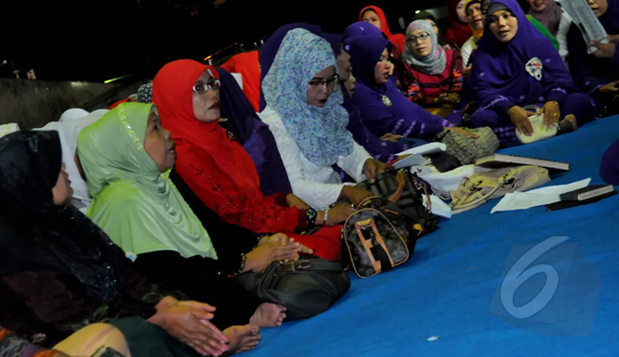 Sejumlah peserta mengikuti acara pengajian kaum ibu yang diselenggarakan di depan halaman gedung KPK, Jakarta, Selasa (17/2/2015).Dalam pengajian ini mereka berharap KPK dan Polri kembali tentram (Liputan6.com/Faisal R Syam)