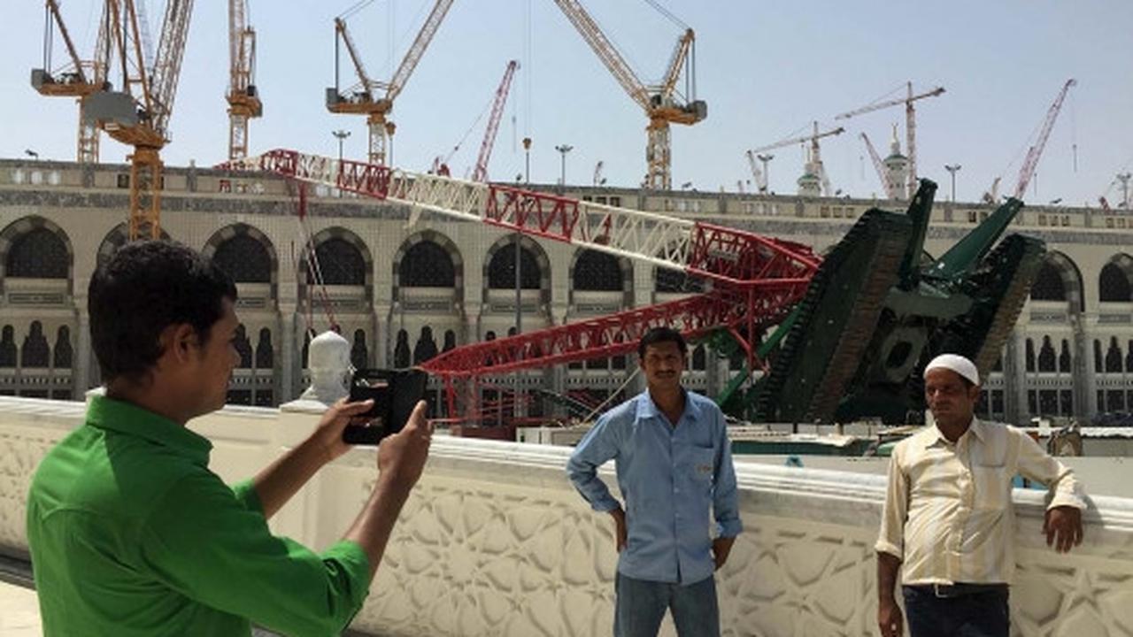 Gaya narsis jemaah haji foto-foto di lokasi crane jatuh
