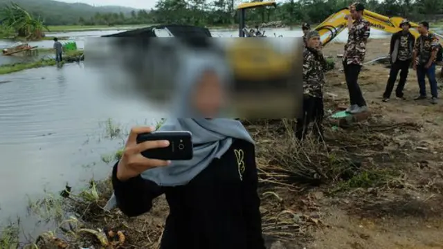 Sejumlah orang selfie di depan lokasi bencana tsunami Banten
