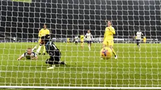 Pemain Tottenham Hotspur Harry Kane (kiri) mencetak gol ke gawang Fulham pada pertandingan Liga Inggris di Stadion Tottenham Hotspur, London, Inggris, Rabu (13/1/2021). Pertandingan berakhir dengan skor 1-1. (Shaun Botterill/Pool via AP)