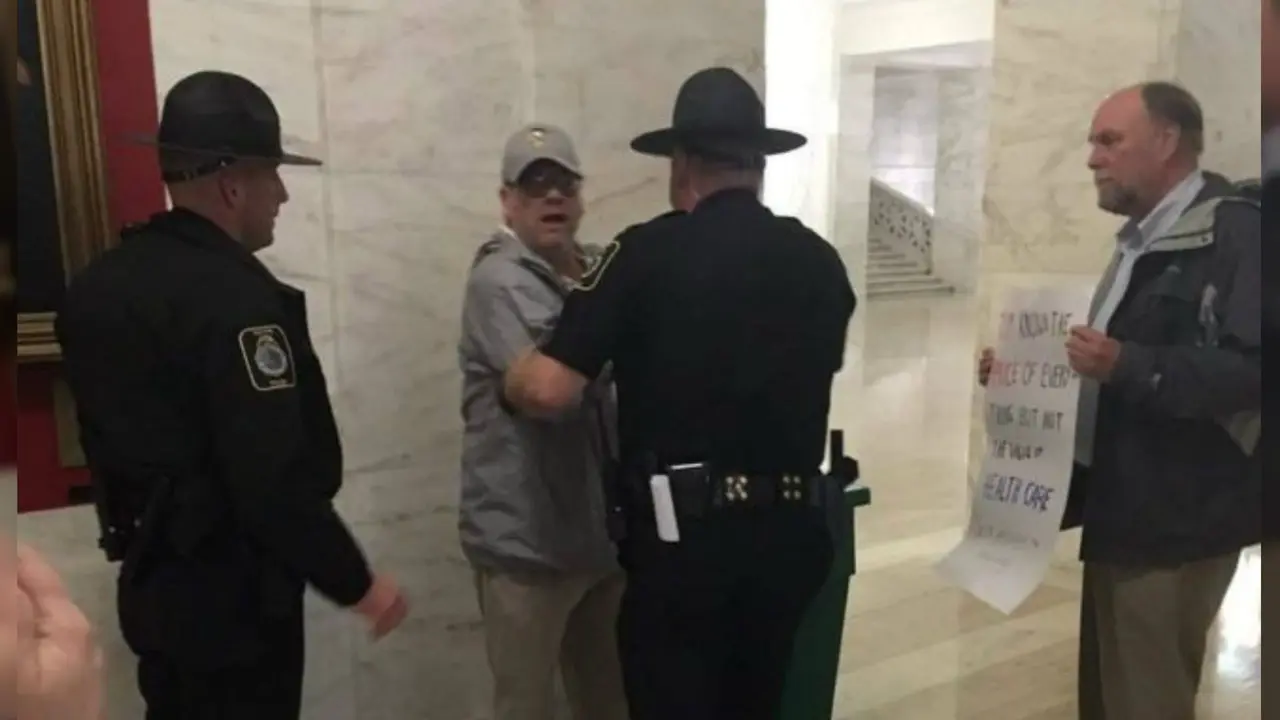 Bertanya Soal Asuransi Kesehatan Ala Trump, Reporter Ini Ditahan
