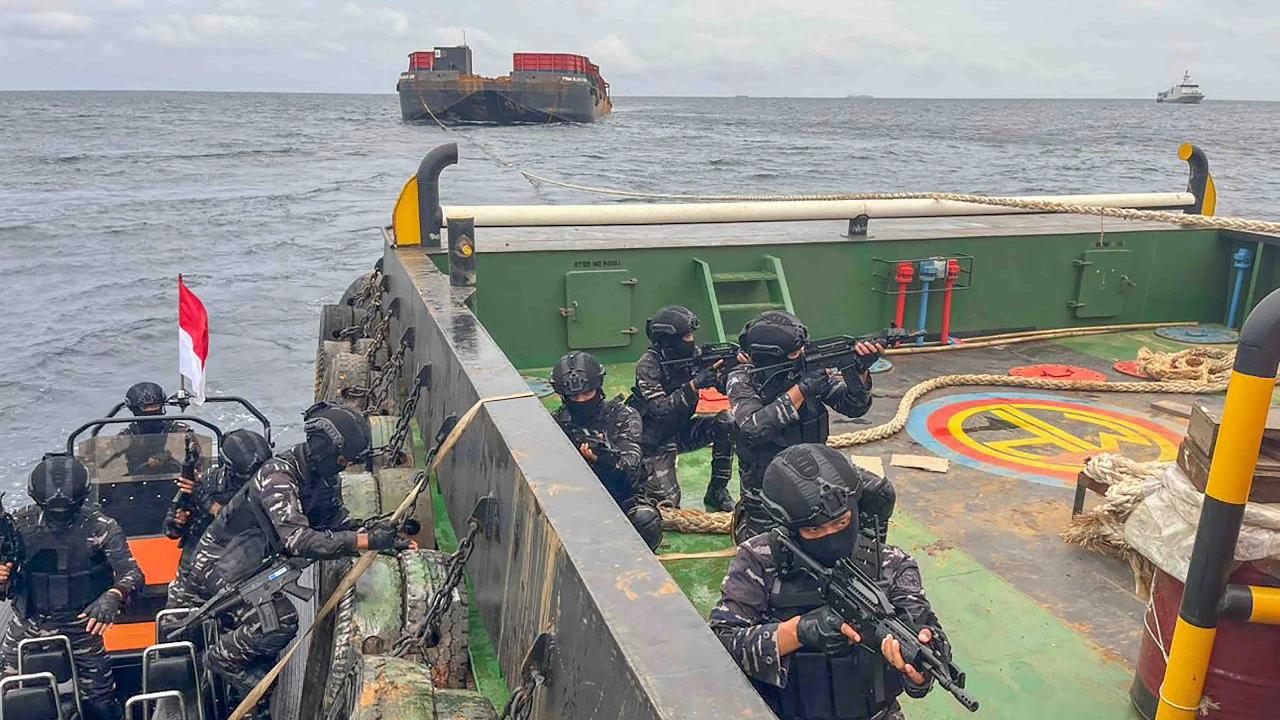 FOTO: Detik-Detik TNI AL Hentikan Dua Kapal Nikel yang Diduga Langgar Aturan di Mandiodo