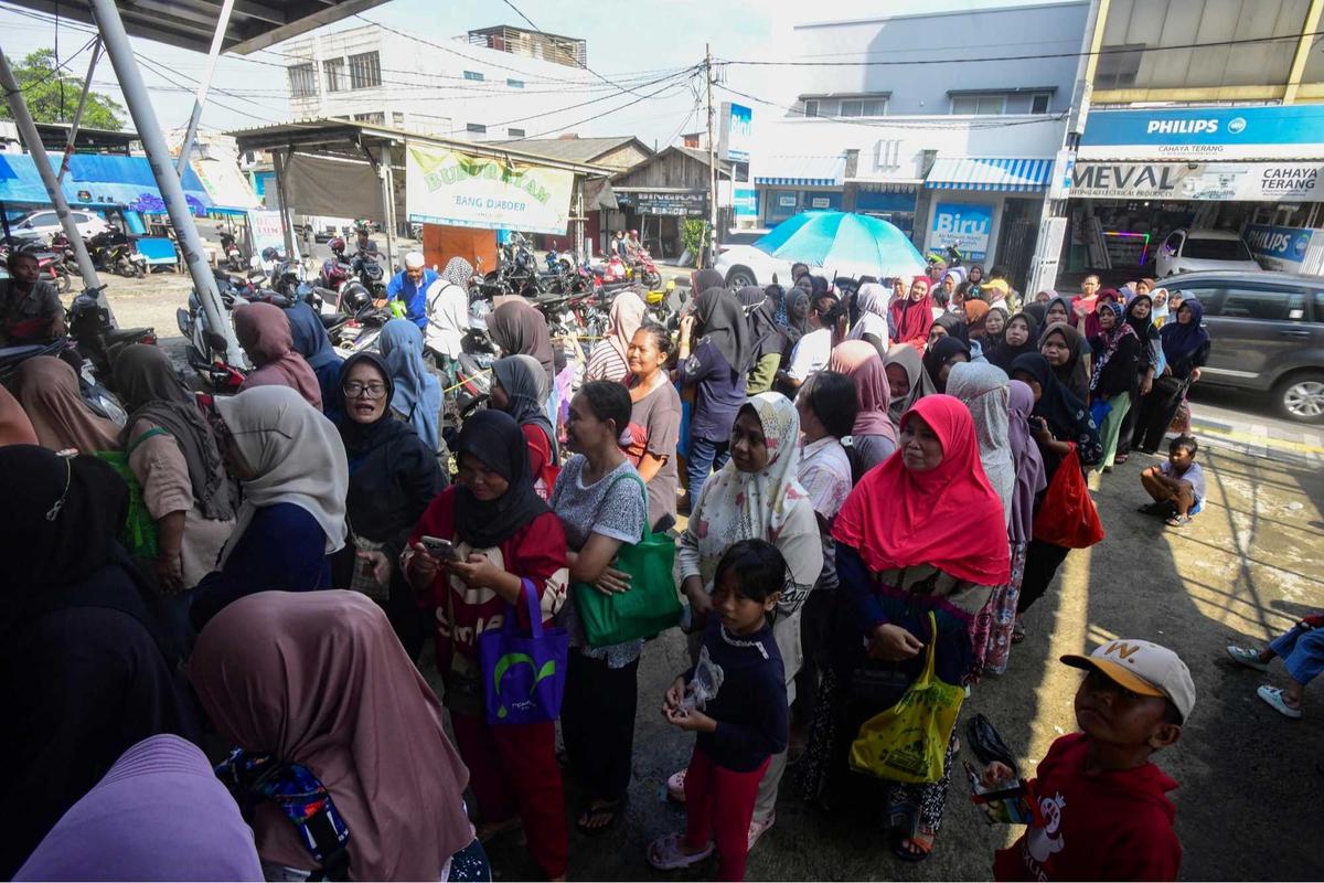 Antrean warga cairkan KJP di Duri Kosambi