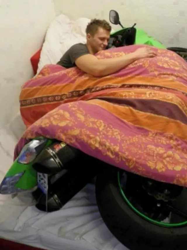 Bikers 'Ngelonin' Motornya di Kasur (Istimewa)