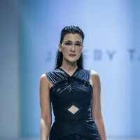 Luna Maya tampil di Jakarta Fashion Week 2023 membawakan salah satu rancangan Jeffry Tan [dok. jfw2023]