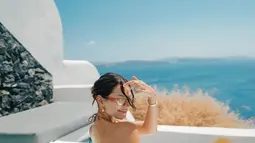 Tampil cantik dengan kacamata saat berenang, pesona Alyssa Daguise kian terpancar. Selain membuat penampilannya makin kece, kacamata yang bertengger di hidung mancung artis dengan nama lengkap Alyssa Paramitha Daguise ini tentunya melindungi mata indahnya dari sinar matahari langsung. (Liputan6/IG/@alyssadaguise)
