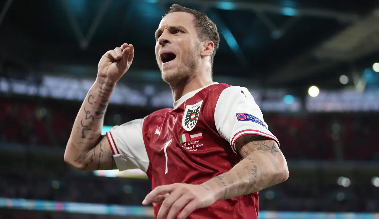 Austria berhasil merobek gawang Italia pada menit ke 65. Arnautovic berhasil mengkonversi umpan David Alaba melalui tandukannya. Namun gol ini dianulir oleh wasit karena terbukti offside setelah ditinjau melalui VAR. (Foto: AP/Pool/Frank Augstein)
