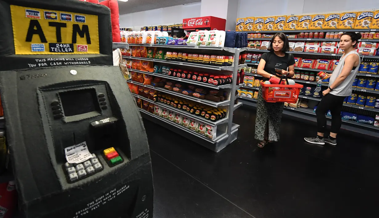 Pengunjung berbelanja di instalasi seni berjudul 'Sparrow Mart Supermarket' di hotel The Standard, Los Angeles, 10 Agustus 2018. Sparrow Mart juga dilengkapi lemari rak, freezer dan bahkan ATM yang semuanya terbuat dari kain felt. (MARK RALSTON/AFP)