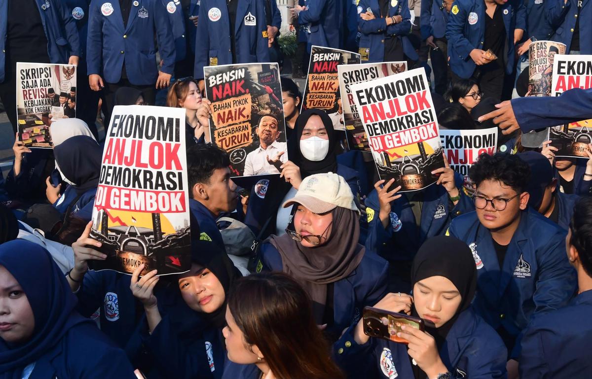 FOTO: Ratusan Mahasiswa Gelar Aksi di DPR Soroti Kebijakan Pemerintah