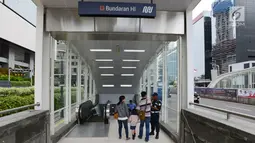 Petugas keamanan memeriksa calon penumpang saat akan mengikuti uji coba publik Mass Rapid Transit (MRT) di Jakarta, Selasa (12/3). Uji coba publik berlangsung pada 12-23 Maret 2019. (merdeka.com/Imam Buhori)