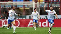 Selebrasi para pemain Frosinone setelah menciptakan gol ke gawang AC Milan di San Siro, Minggu (1/5/2016). (EPA/Peter Powell)
