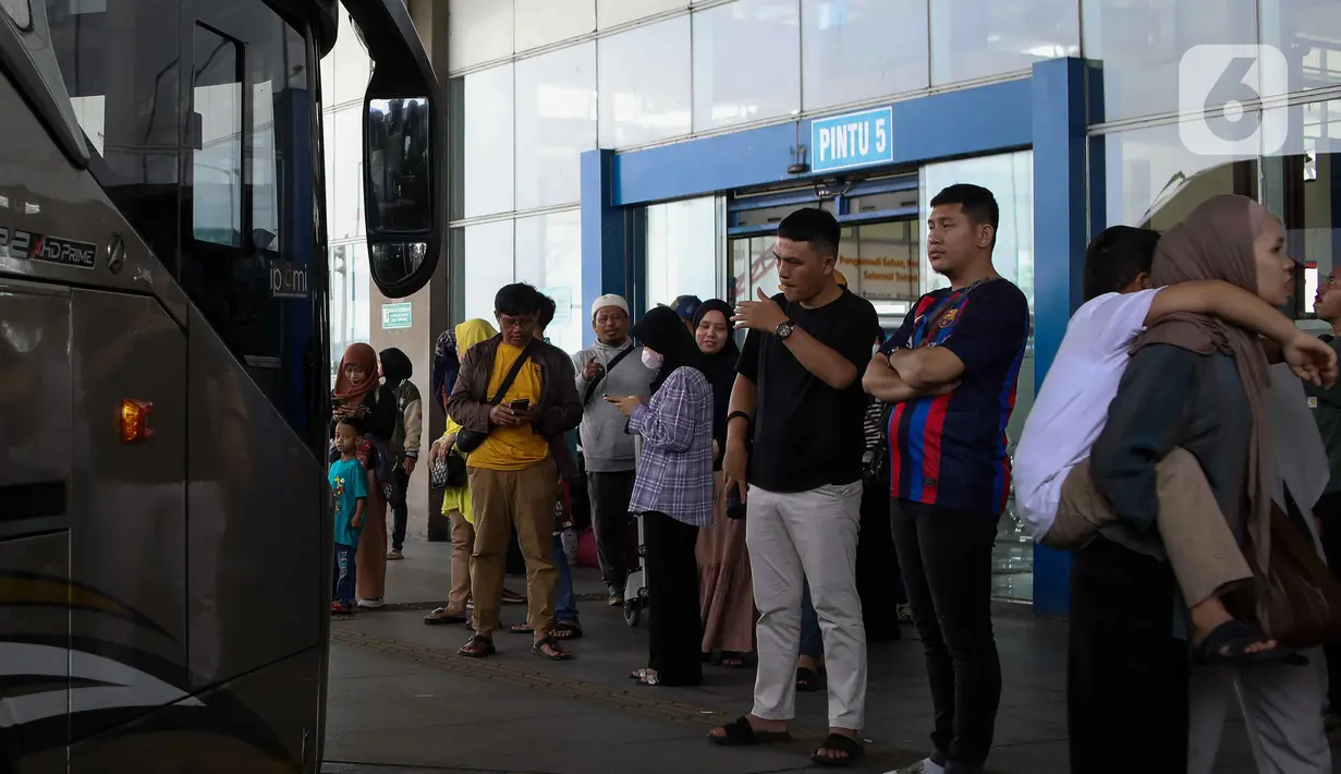 Terminal Pulogebang dipadati masyarakat yang hendak menikmati libur panjang Waisak menuju sejumlah lokasi seperti Pulau Sumatera dan Jawa. (Liputan6.com/Herman Zakharia)