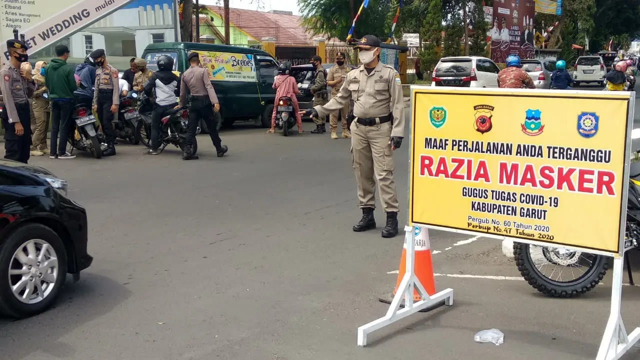 Razia masker terus dilakukan seluruh aparat gabungan pemda Garut, Jawa Barat untuk menekan jumlah penyebaran klaster baru Covid-19.