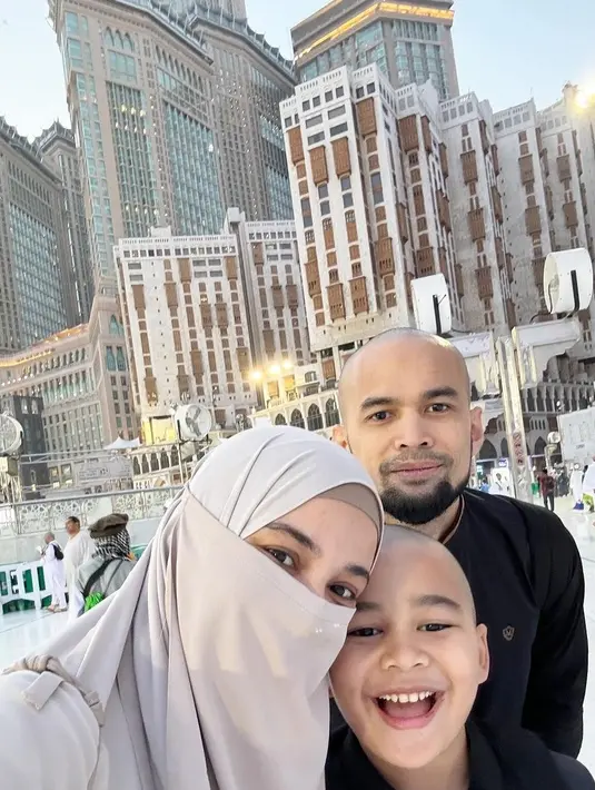 Shireen dan Teuku Wisnu pun sangat senang bisa menjalani ibadah umrah bersama anak mereka.