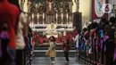 Usai pelaksanaan Misa Keluarga, pihak Gereja Katedral membagikan bingkisan kepada jemaat. (Liputan6.com/Angga Yuniar)