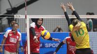Pevoli putri Indonesia, Wilda Siti Nurfadilah (tengah) melakukan smash saat menghadapi Australia di laga delapan besar Pool E  AVC Challenge Cup 2023 di GOR Tri Dharma, Gresik, Rabu (21/6/2023) malam. (Bola.com/Dok. PBVSI)