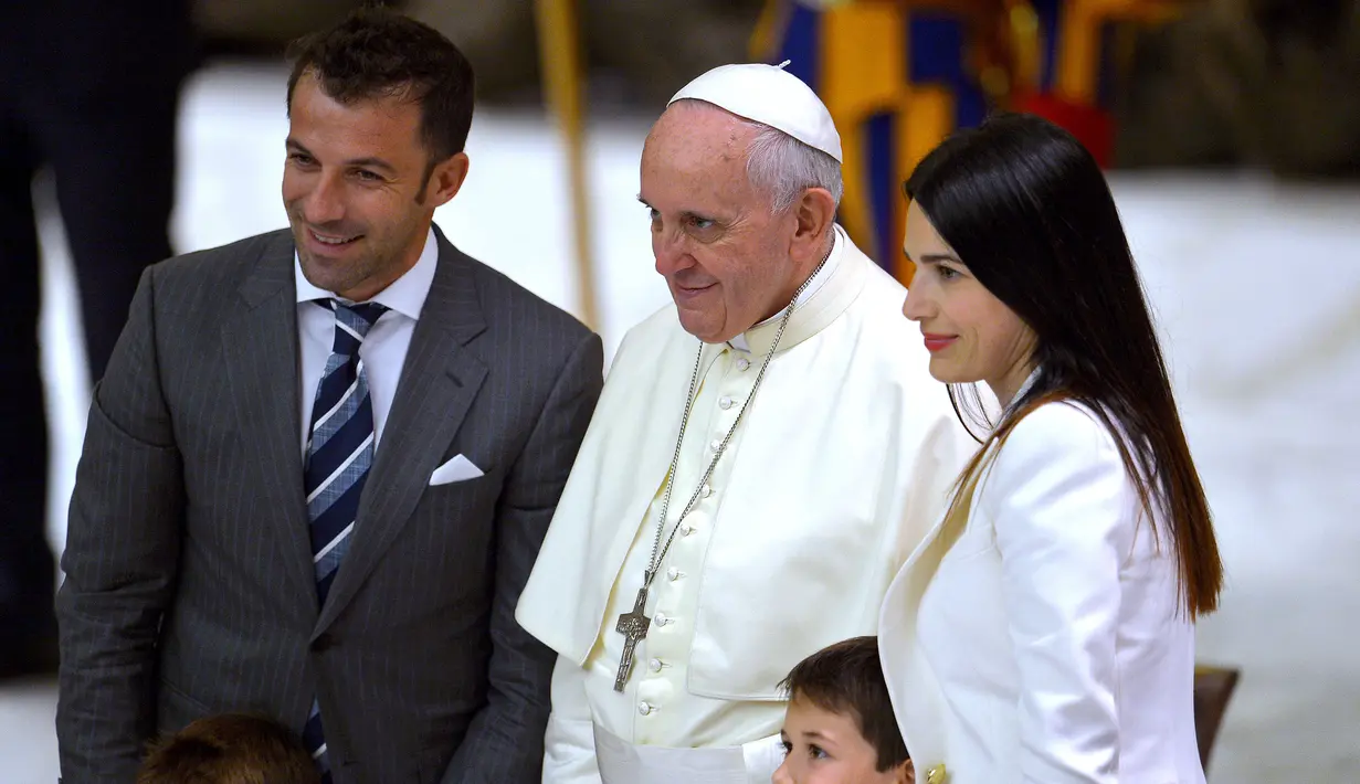 Paus Fransiskus (tengah) berfoto bersama dengan pemain Timnas Italia, Alessandro Del Piero (kiri) dan keluarganya (kanan) pada 1 September 2014 selama pertemuan dengan penyelenggara, pemain, dan tamu pertandingan sepak bola antar agama "pertandingan untuk perdamaian", yang dimainkan di Stadion Olimpiade Roma, Italia. (AFP/Vincenzo Pinto)