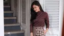 Tidak dengan denimnya, namun kali ini Syifa memakai celana kulot bermotif batik yang dipadukan dengan atasan berwarna cokelat. (Instagram/cutsyifaa)
