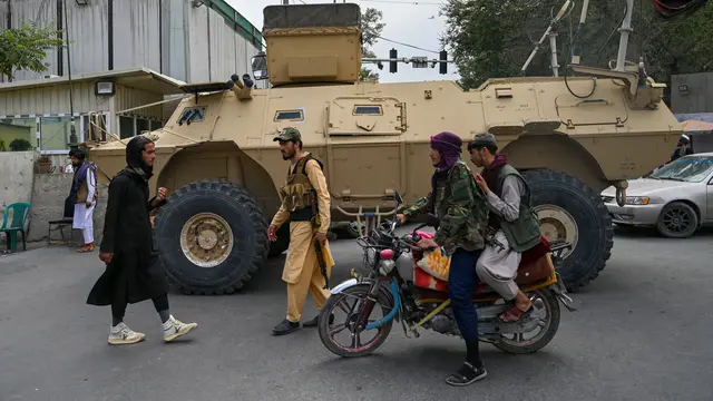 Patroli Pejuang Taliban di Kota Kabul