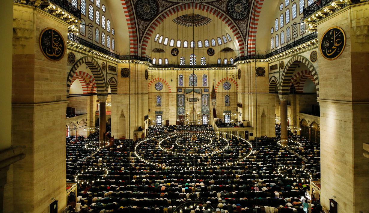 Suasana salat Idul Fitri 1439 H di Masjid Suleymaniye di Istanbul, turki (15/6). Umat muslim di seluruh dunia tengah merayakan Hari Raya Idul Fitri 1439 H. (AFP Photo/Madaree Tohlala)