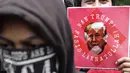 Massa aksi membakar poster Presiden AS Donald Trump saat unjuk rasa di depan kantor Kedubes AS di Jakarta Sabtu (4/2). Munculnya kebijakan Trump dianggap merugikan sebagian warga. (Liputan6.com/Fery Pradolo)