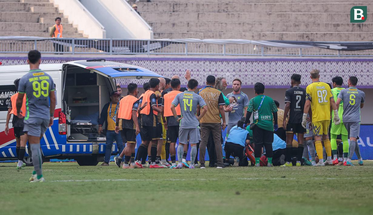 <p>Pemain Dewa United, Ady Setiawan tengah mendapatkan perawatan dari petugas medis pada laga lanjutan BRI Liga 1 2023/2024 antara Dewa United melawan Persebaya Surabaya di Indomilk Arena, Tangerang, Sabtu (30/09/2023). (Bola.com/Bagaskara Lazuardi)</p>