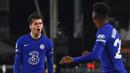 Gelandang Chelsea, Mason Mount (kiri) melakukan selebrasi usai mencetak gol ke gawang Fulham dalam laga lanjutan Liga Inggris 2020/21 pekan ke-18 di Craven Cottage, Sabtu (16/1/2021). Chelsea menang 1-0 atas Fulham. (AFP/Clive Rose/Pool)