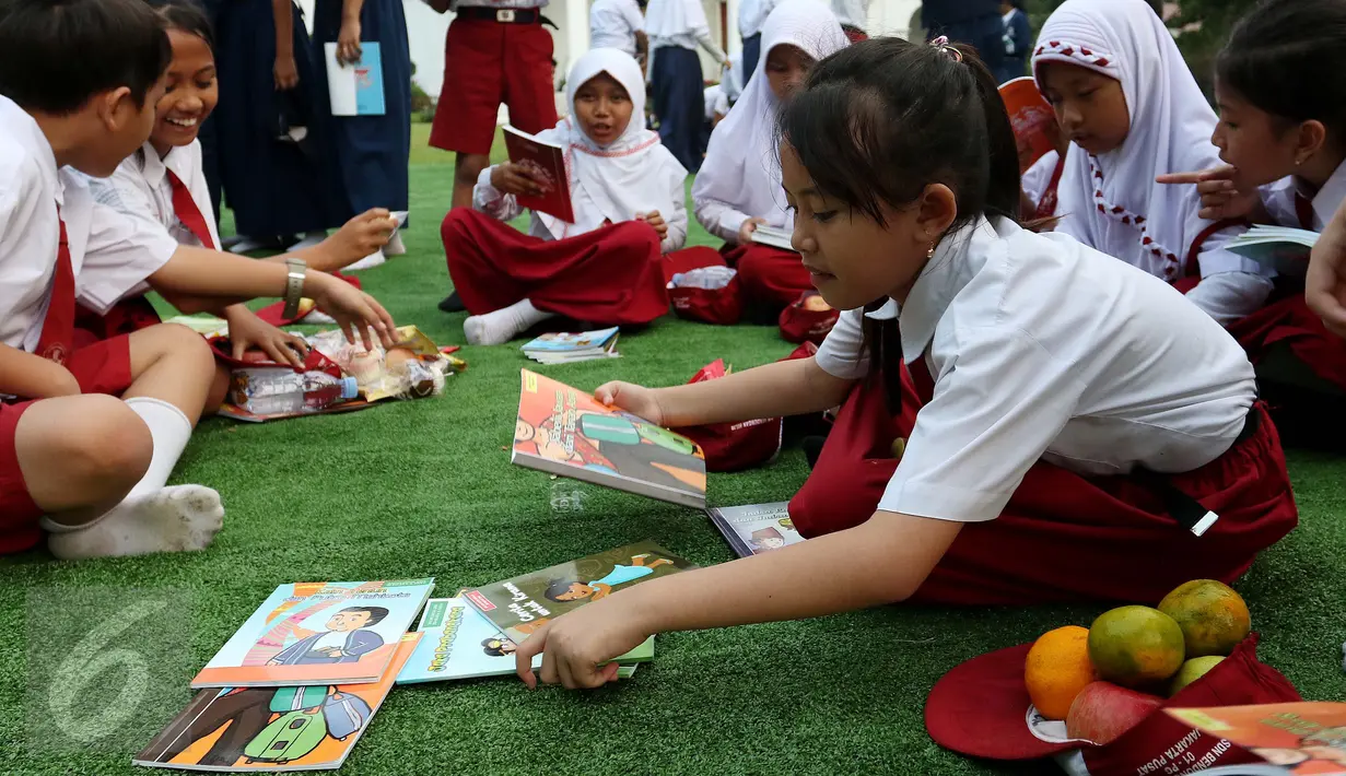 Seorang murid sekolah dasar memilih buku di halaman Istana, Jakarta, Rabu (17/8). Sebanyak 500 pelajar menikmati membaca dan mendengarkan dongeng di halaman istana untuk memperingati Hari Buku Nasional. (Liputan6.com/Angga Yuniar)