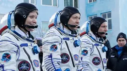 Astronot AS Anne McClain (kiri), kosmonot Rusia Оleg Kononenko (tengah), dan astronot CSA David Saint Jacques bersiap meluncur ke Stasiun Luar Angkasa Internasional (ISS) di Baikonur, Kazakhstan, Senin (3/12). (AP Photo/Dmitri Lovetsky, Pool)