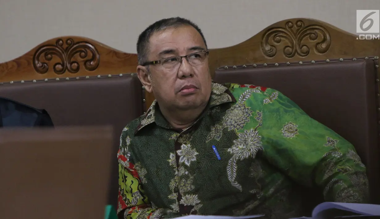 Terdakwa suap pengadaan barang dan jasa di Pemkot Kendari, yang juga Mantan Wali Kota Kendari, Asrun saat menjalani sidang lanjutan di Pengadilan Tipikor, Jakarta, Rabu (8/8). Sidang mendengar keterangan saksi. (Liputan6.com/Helmi Fithriansyah)