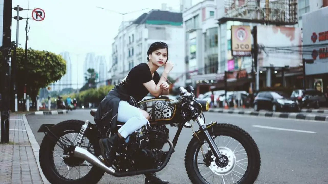 Modifikasi Mega Pro Cafe Racer Pilihan Lady Biker  (ist)