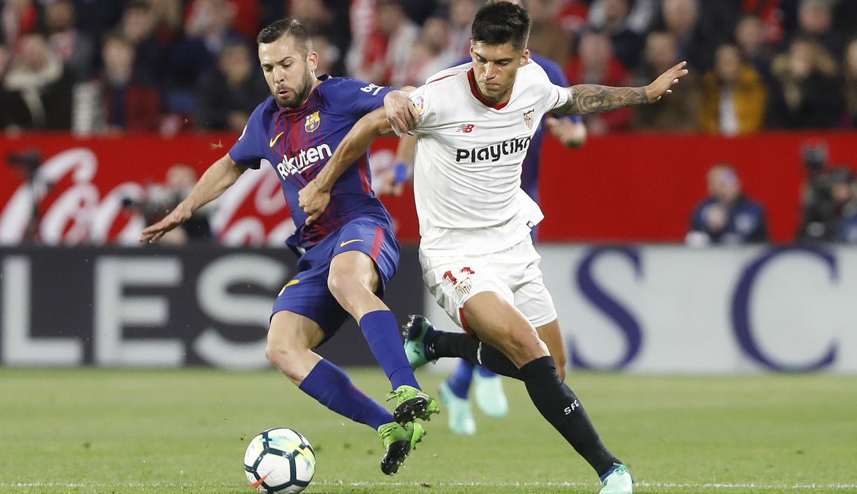 Pemain Barcelona, Jordi Alba (kiri) berusaha merebut bola dari kaki pemain Sevilla, Correa pada laga La Liga Santander di Sanchez Pizjuan stadium, (31/3/2018). Barcelona bermain imbang 2-2 dengan Sevilla. (AP/Miguel Morenatti)