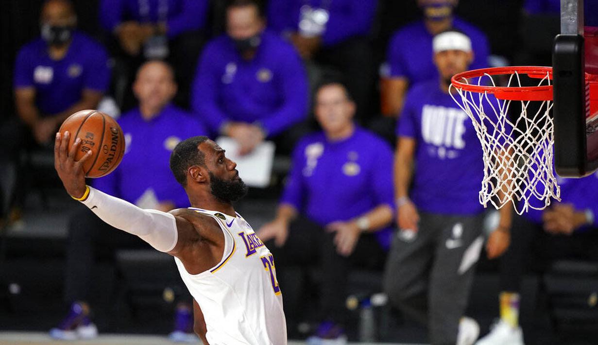 Pebasket Los Angeles Lakers, LeBron James, memasukkan bola saat melawan Miami Heat Pada gim keenam final NBA di  AdvenHealth Arena, Senin (12/10/2020). Lakers menang dengan skor 106-93. (AP Photo/Mark J. Terrill)
