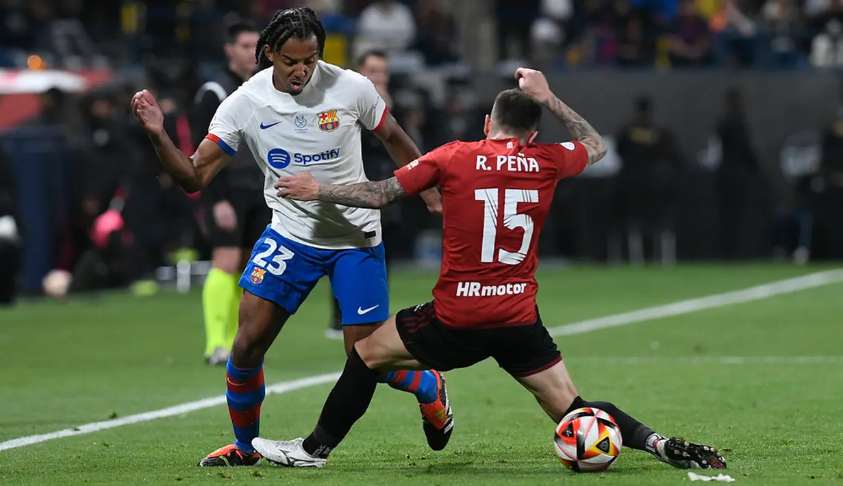 Barcelona pecah telur gol di menit ke-59. Manfaatkan umpan Ilkay Gundogan, Robert Lewandowski mengubah skor jadi 1-0 usai tembakannya melaju mulus ke gawang. (AP Photo)