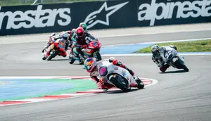 Veda Ega Pratama (paling depan) saat tampil pada seri Moto3 Hungaria di Sirkuit Balaton Park. (Honda Team Asia)
