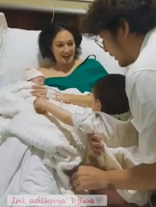 Nadine melahirkan anak keduanya di RS Pondok Indah. Djiwa akhirnya bertemu sang adik setelah di dalam perut sembilan bulan. [Instagram/dimsanggara]
