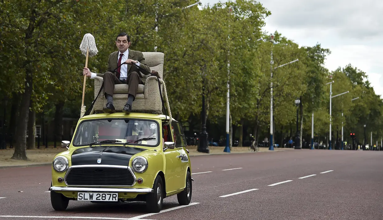 Komedian Inggris Rowan Atkinson, pemeran ‘Mr Bean’ mengendarai mobil mininya dan berkeliling di kawasan The Mall, London, Jumat (4/9/2015). Rowan Atkinson tersebut sebagai promosi serial TV dan Film komedi ‘Mr Bean’ (REUTERS / Toby Melville)