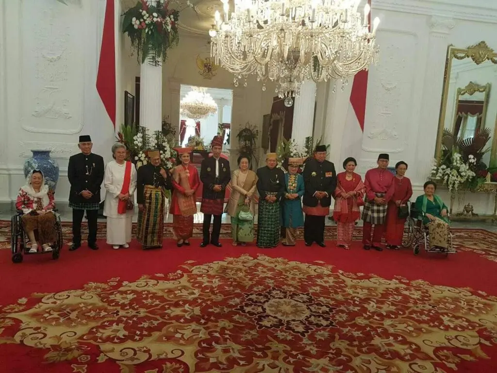 Presiden Jokowi berfoto bersama Wapres Jusuf Kalla, BJ Habibie, Susilo Bambang Yudhoyono, dan Megawati Soekarnoputri. (Sumber foto: istimewa)